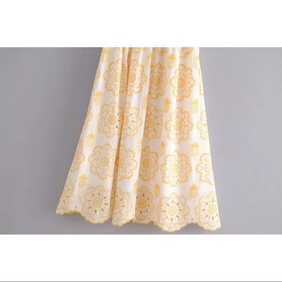 Eyelet Floral - Picture 5 of 5